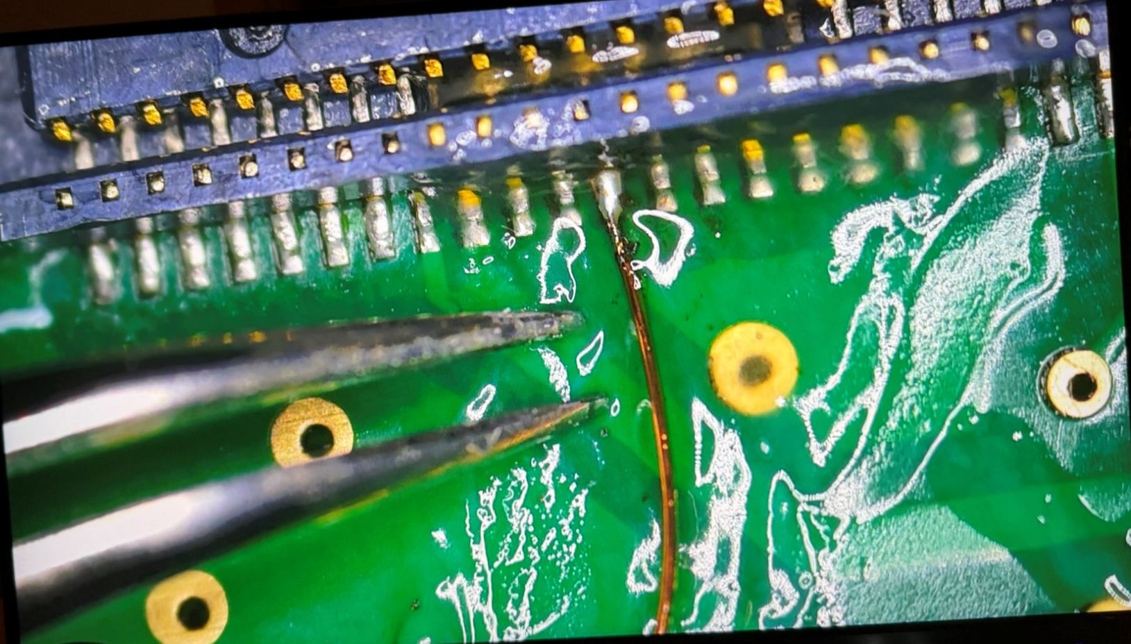 0.1mm bodge-wire on the CM4 connector